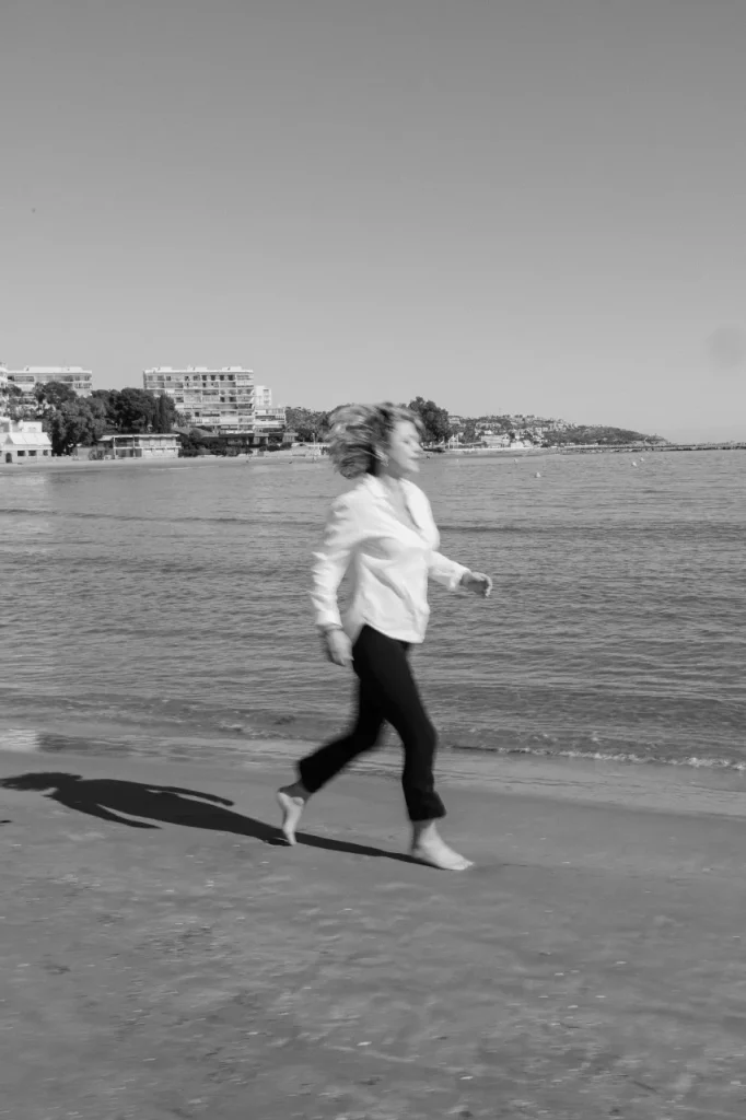 eliana-corriendo-playa